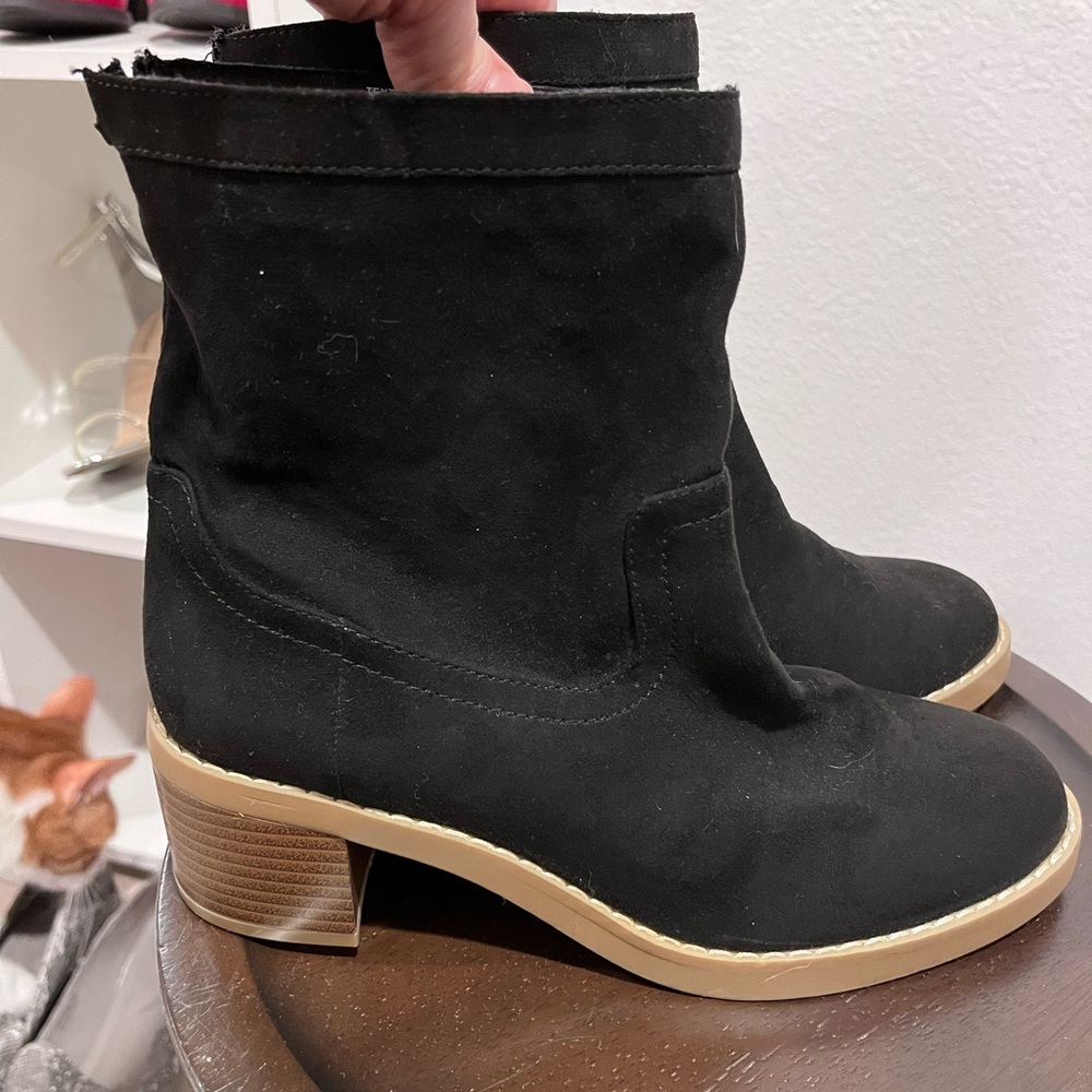 Loft Women’s Black Suede Ankle Boot. Fall/halloween. Women’s size 6